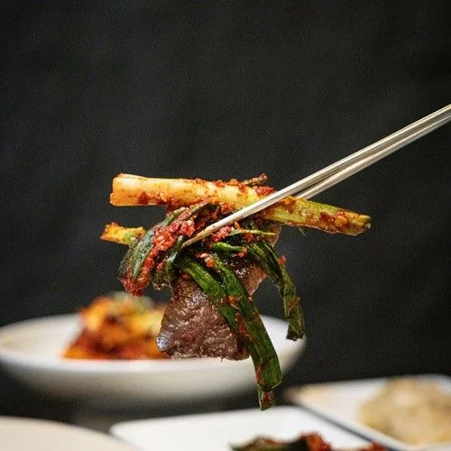 파김치를 올린 소갈비 한 점