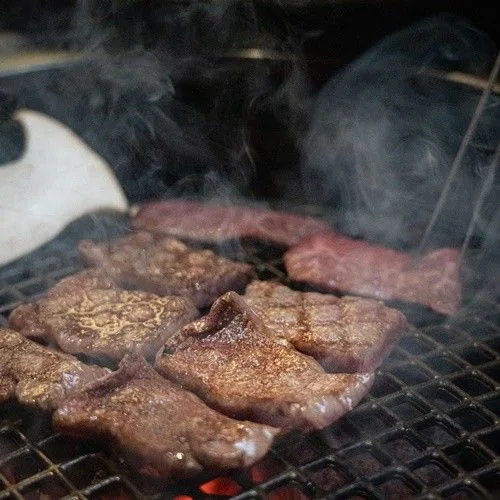 백탄 숯불 석쇠 위에서 익어 가는 소갈빗살