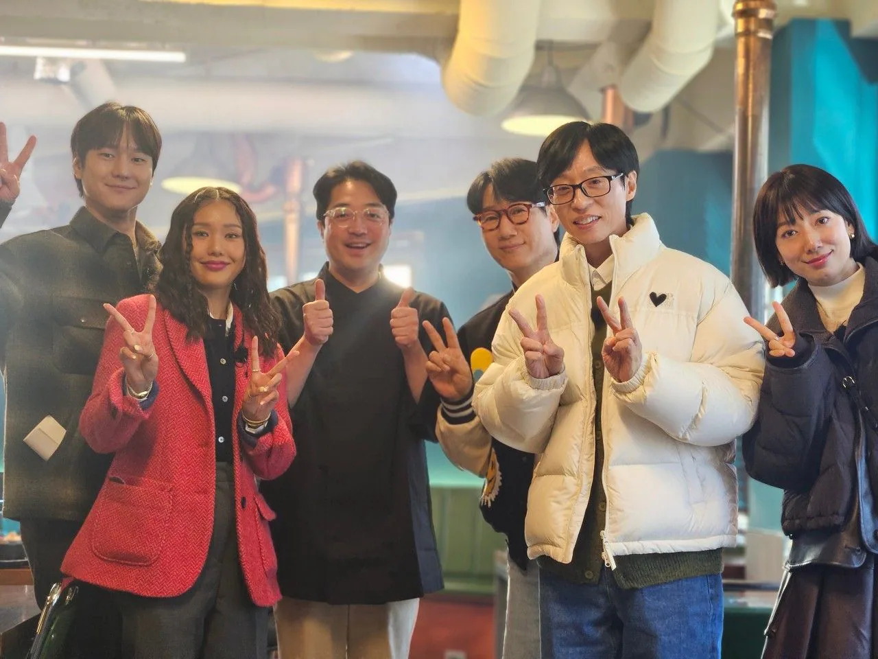 흑우정 매장에서 함께 사진을 찍은 여섯 사람
